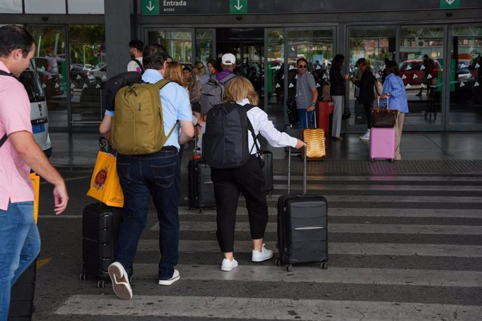 Archivo - Turistas llegan a Sevilla por la estación de tren de Santa Justa, a 13 de octubre de 2023, en Sevilla, (Andalucía, España).  (Imagen de archivo).