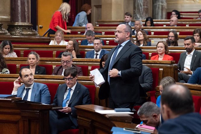 Archivo - El líder del PP en el Parlament, Alejandro Fernández, durante un debate de Política General en el Parlament de Catalunya, a 9 de octubre de 2024, en Barcelona, Catalunya