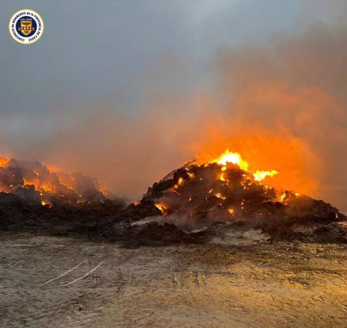 Alpacas de heno ardiendo en una finca de Medina Sidonia.