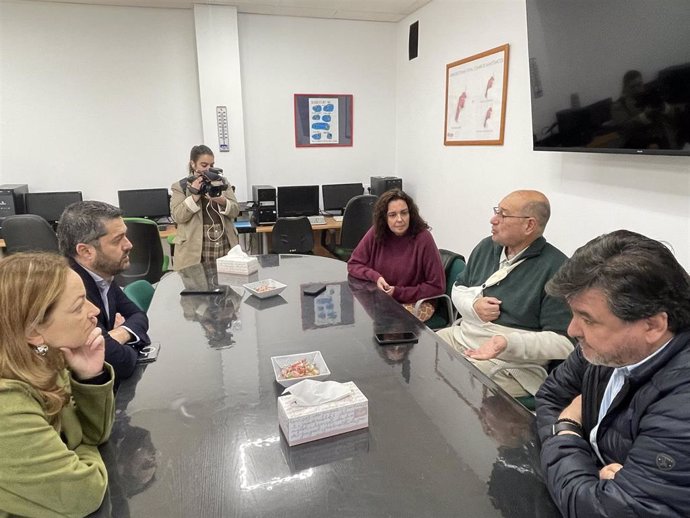 La parlamentaria andaluza por el PSOE de Huelva, Susana Rivas, junto a otros socialistas onubenses en su reunión con la Asociación de Personas Laringectomizadas de Huelva.