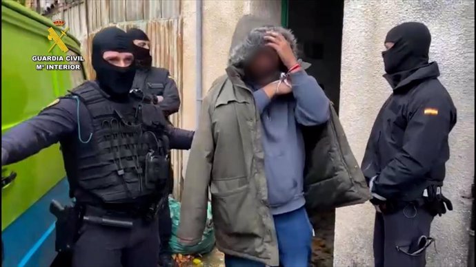 Detenido en un pueblo de Burgos por efectuar disparos de escopeta a la vía pública desde su vivienda .