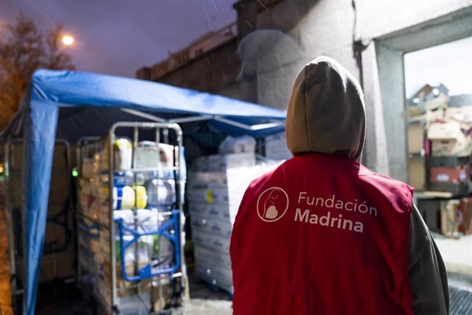 Archivo - Una voluntaria de la Fundación Madrina