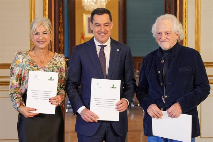 El presidente de la Junta de Andalucía, Juanma Moreno, flanqueado por la consejera de Cultura y Deporte, Patricia del Pozo, y por Alejandro Rojas Marcos, este martes en Sevilla