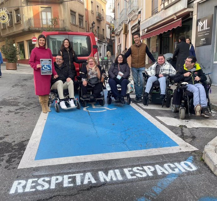 Campaña para respetar los aparcamientos destinados a personas con movilidad reducida en Cáceres