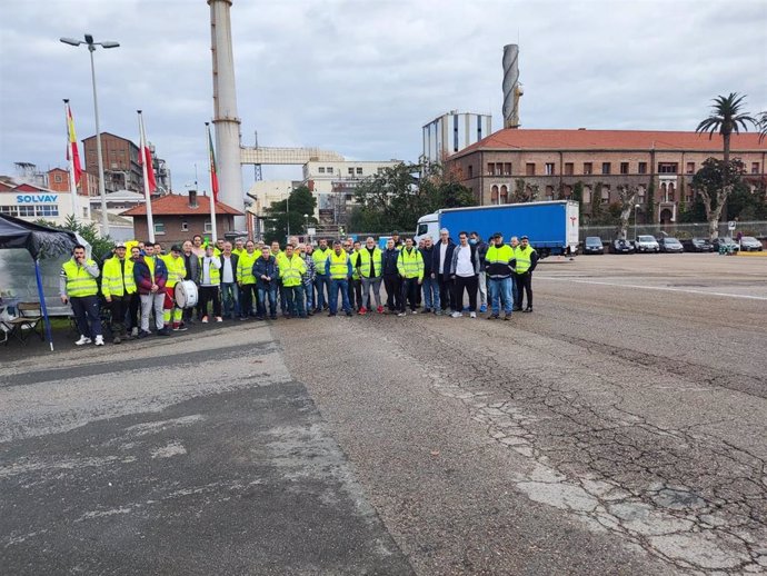 Trabajadores que han secundado el inicio de la huelga general indefinida