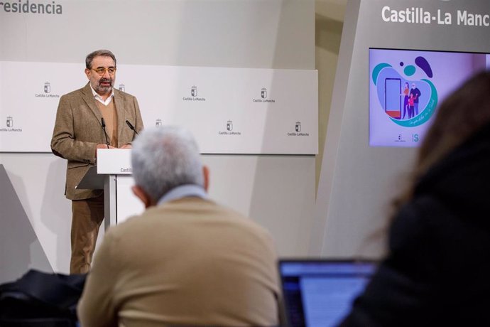 El consejero de Sanidad, Jesús Fernández Sanz, ofrece una rueda de prensa para dar cuenta de los acuerdos del Consejo de Gobierno relacionados con su departamento. En el Palacio de Fuensalida.