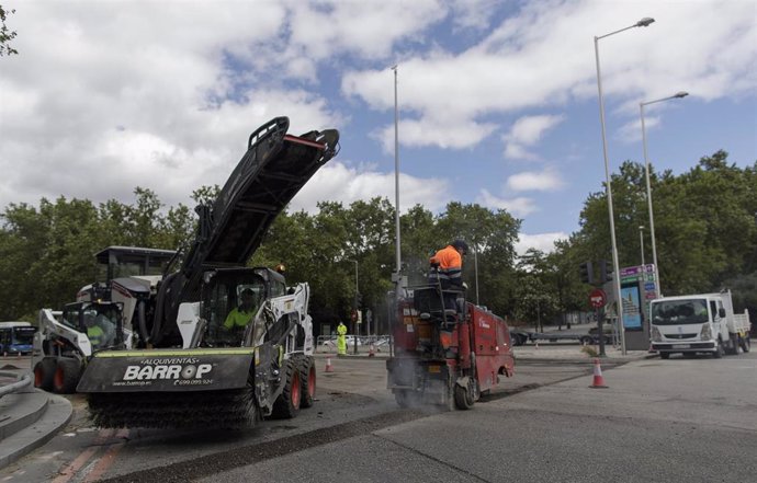 Archivo - Varios operarios trabajan en el asfaltado de la Plaza del Emperador Carlos V junto a la Estación de Atocha dentro de la Operación Asfalto 