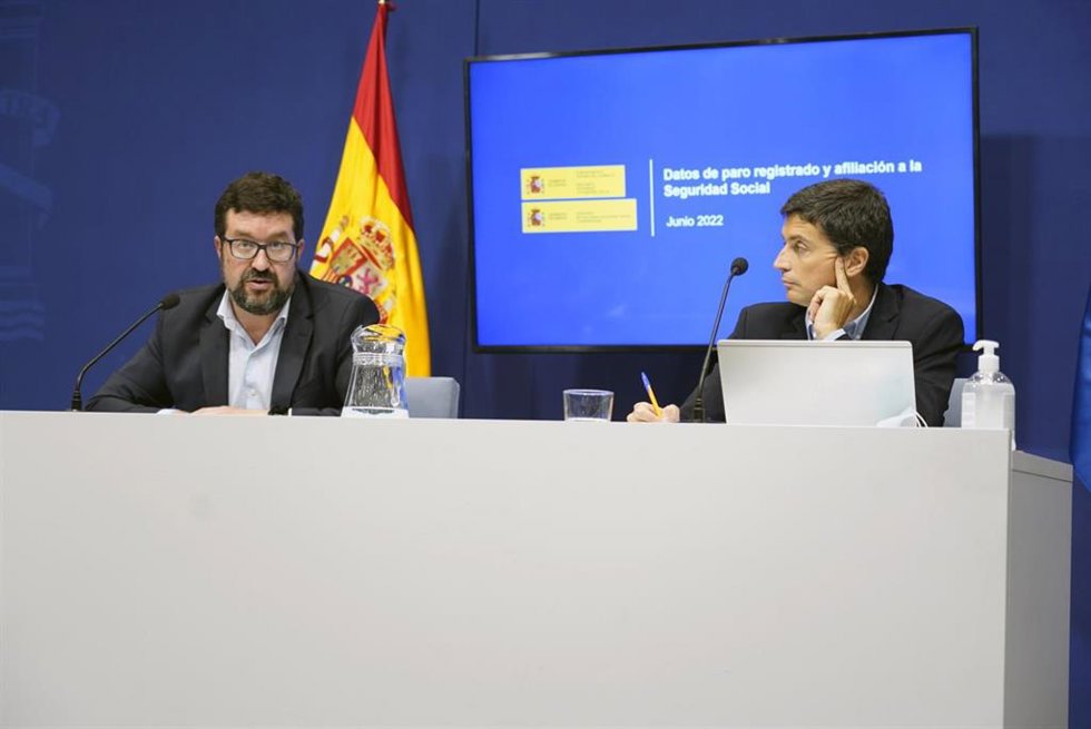 Archivo - El secretario de Estado de Empleo, Joaquín Pérez Rey (dcha), y el de Seguridad Social, Borja Suárez.