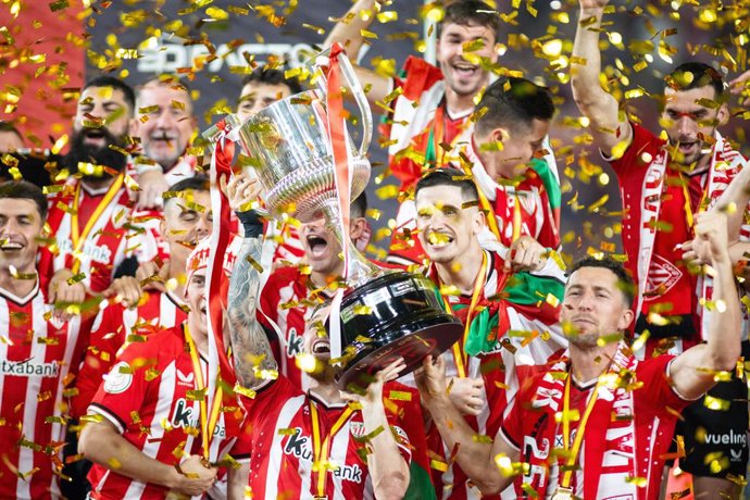 Archivo - Players of Athletic Club celebrates with the trophy during the spanish cup, Copa del Rey, Final football match played between Athletic Club  and RCD Mallorca at La Cartuja stadium on April 6, 2024, in Sevilla, Spain.