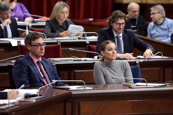 Archivo - La presidenta del Govern balear, Marga Prohens, durante un pleno en el Parlament balear. Archivo.