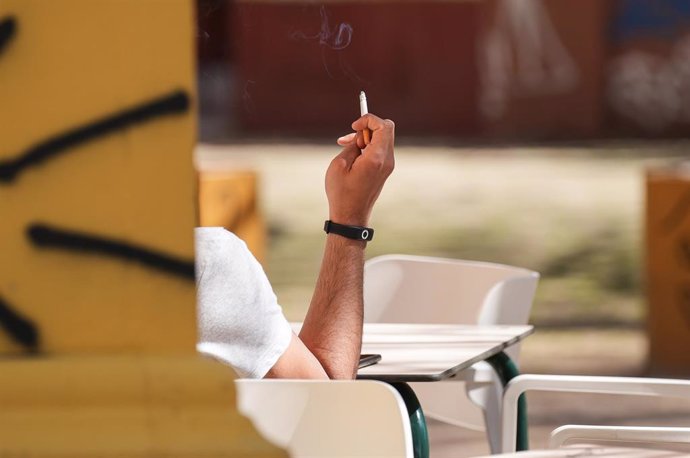 Archivo - Una persona fumando en una terraza. A 12 de marzo de 2024, en Sevilla (Andalucía, España). 