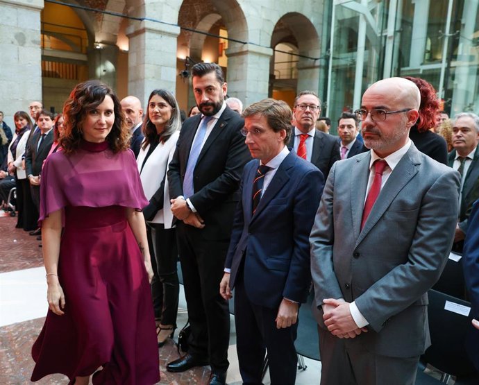 La presidenta de la Comunidad de Madrid, Isabel Díaz Ayuso (1i); el delegado del Gobierno en la Comunidad de Madrid, Francisco Martín (1d), y el alcalde de Madrid, José Luis Martínez-Almeida (2d), durante el acto conmemorativo de celebración del 46º anive