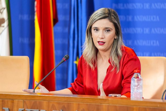 La portavoz del PSOE-A, María Márquez, en rueda de prensa en el Parlamento andaluz.