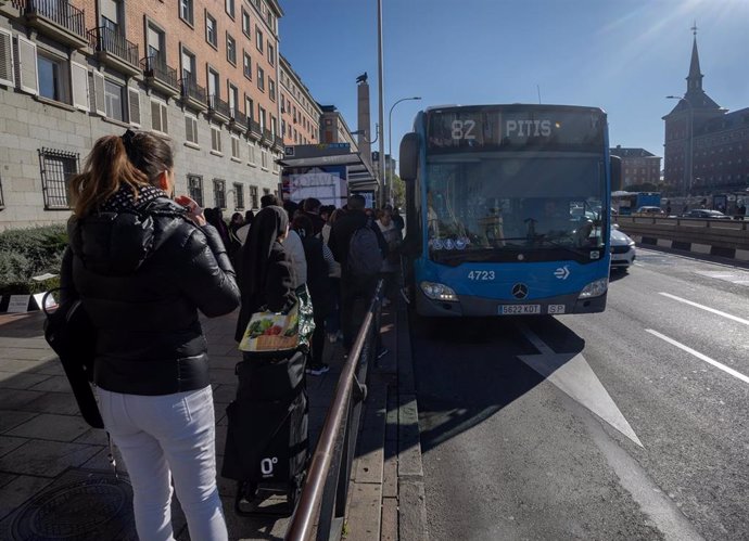 Varias personas esperan al autobús, a 28 de noviembre de 2024, en Madrid (España).