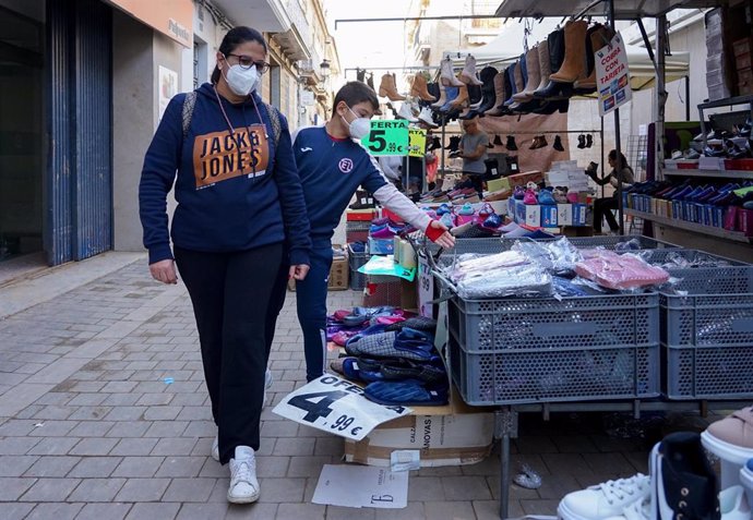 Vendedores y clientes en el mercadillo ambulante de Paiporta, a 2 de diciembre de 2024, en Paiporta