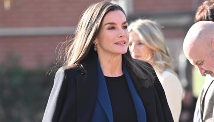 La Reina Letizia desafía a una norma no escrita en moda y apuesta por una combinación inédita en clave 'ejecutiva'