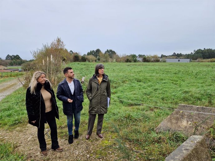 Marta Torre, gerente de Itvasa; Carlos Valle, alcalde de Cudillero y Nieves Roqueñí, consejera de Transición Ecológica, en la parcela que albegará la nueva estación de inspección de vehículos.