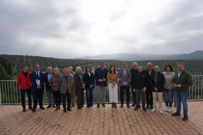 Gálvez (con pantalón blanco), ha presidido en Puente Genil la Comisión Provincial de Prevención de Riesgos Laborales.