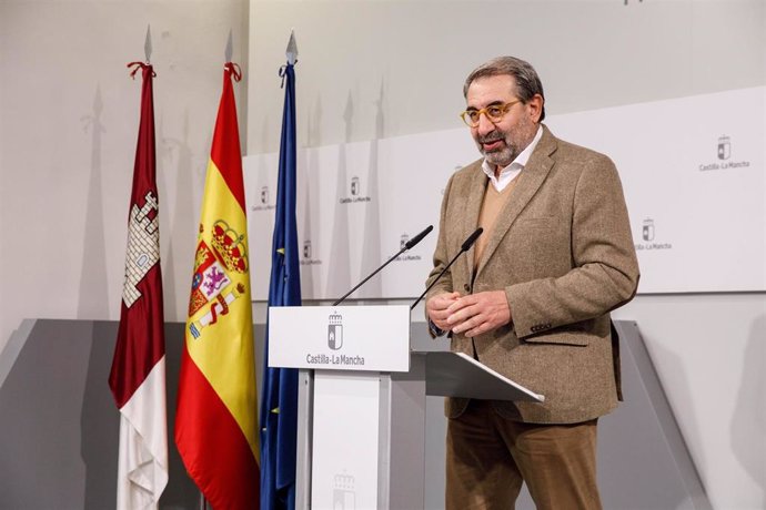 El consejero de Sanidad, Jesús Fernández Sanz, ofrece una rueda de prensa para dar cuenta de los acuerdos del Consejo de Gobierno relacionados con su departamento. En el Palacio de Fuensalida.