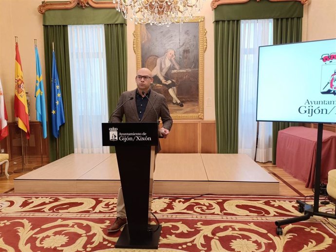 El portavoz de la Junta de Gobierno de Gijón, Jesús Martínez Salvador (Foro), en rueda de prensa en el Consistorio gijonés.