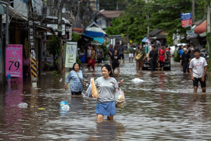 Archivo - Imagen de archivo de las inundaciones en una calle de Tailandia.