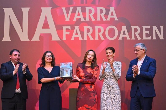 Las hijas del sociólogo Mario Gaviria recogen en su nombre la Medalla de Oro de Navarra 2024, entregada a título póstumo