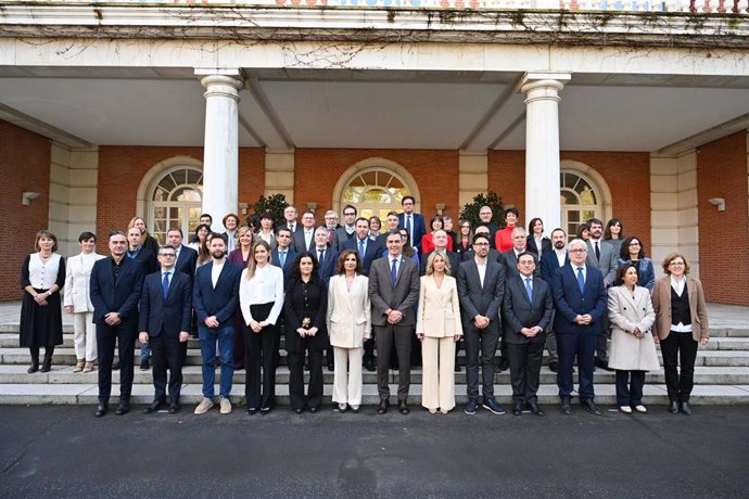 El presidente del Gobierno, Pedro Sánchez, ha mantenido este martes un encuentro con los asesores científicos ministeriales y con representantes de la Oficina Nacional de Asesoramiento Científico (ONAC) en el Complejo de la Moncloa