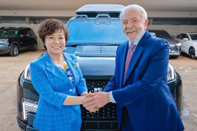 El presidente de Brasil, Luiz Inácio Lula da Silva, ha conversado con la vicepresidenta ejecutiva de BYD y consejera delegada de la marca en las Américas, Stella Li