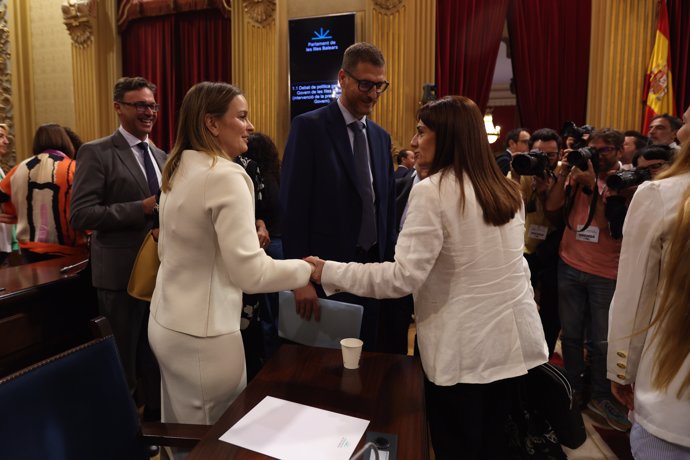 La presidenta del Govern, Marga Prohens (i), saluda a la portavoz de VOX en el Parlament balear, Manuela Cañadas (d), durante el primer Debate de Política General de Baleares de esta legislatura, en el Parlament balear, a 1 de octubre de 2024, en Palma 