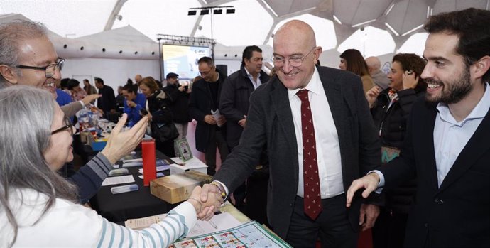 El alcalde de Valladolid, Jesús Julio Carnero, en la Feria Social celebrada en la Cúpula del Milenio.