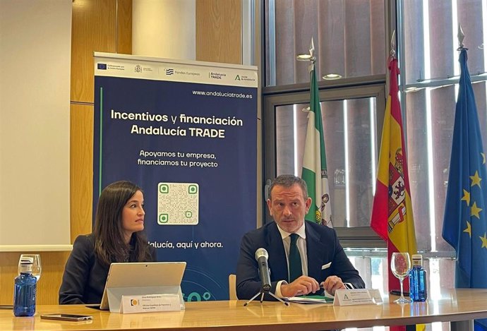 El director general de Andalucía Trade, Antonio Castro, y la directora de la Oficina Española de Patentes y Marcas (OEPM), Elisa Rodríguez.