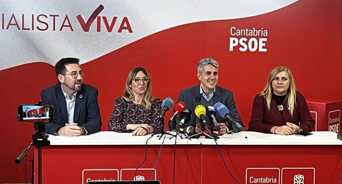 El secretario general del PSOE de Cantabria, Pablo Zuloaga, comparece en rueda de prensa junto a Eugenia Gómez de Diego, Noelia Cobo y Javier Incera