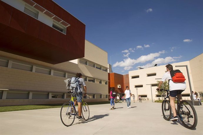 Archivo - Estudiantes en la Universidad de La Rioja