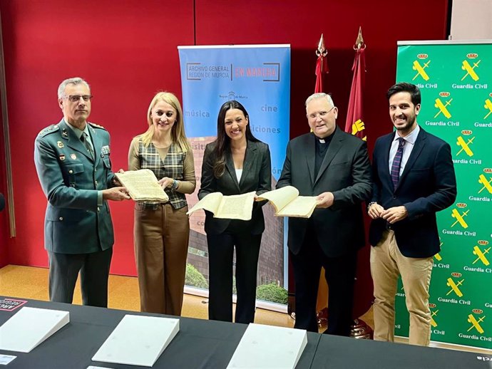 De izquierda a derecha, el coronel de la Guardia Civil,  la delegada del Gobierno, la consejera Carmen Conesa, el obispo de la Diócesis de Cartagena y el director general de Patrimonio Cultural, con los documentos recuperados.