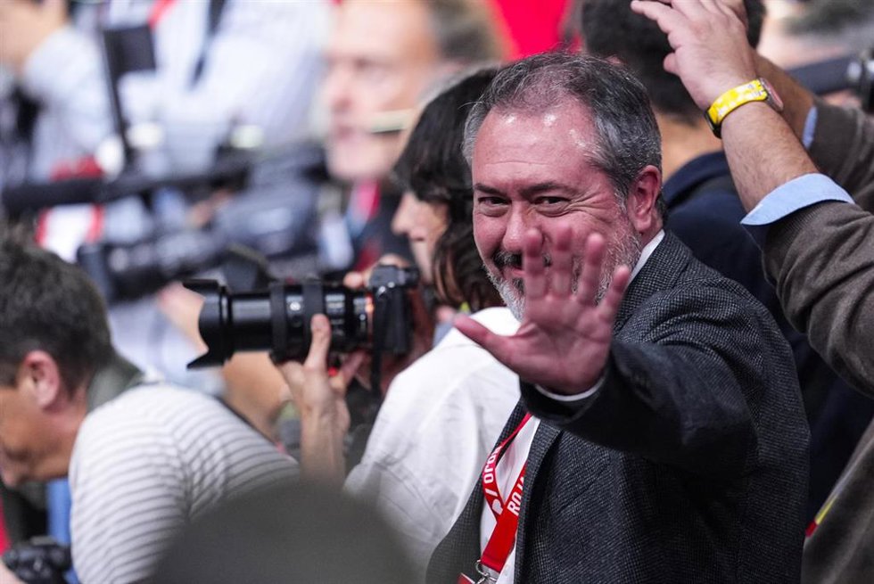 El secretario general del PSOE de Andalucía y portavoz del Grupo Parlamentario Socialista en el Senado, Juan Espadas, durante los premios Rosa Manzano en el primer día del 41 Congreso Federal del PSOE en el Palacio de Congresos y Exposiciones, a 29 de n