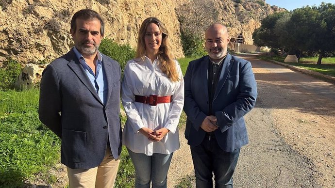 La concejala del grupo municipal de Vox Málaga, Yolanda Gómez, junto al parlamentario andaluz por Vox, Antonio Sevilla,