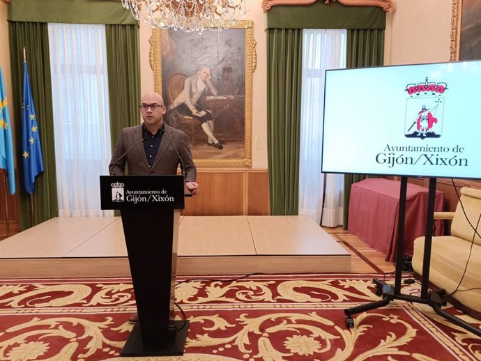 El portavoz de la Junta de Gobierno de Gijón, Jesús Martínez Salvador (Foro), en rueda de prensa en el Consistorio gijonés.