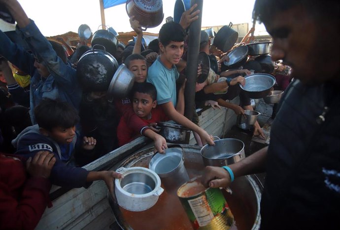 Reparto de comida en Jan Yunis, en el sur de la Franja de Gaza.