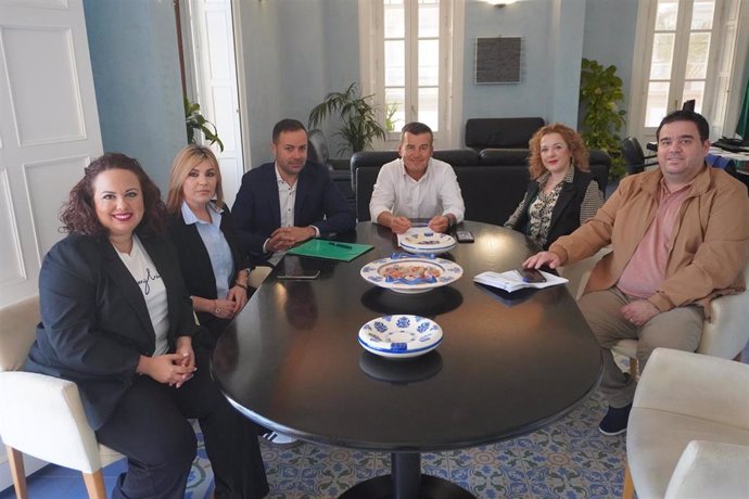 El alcalde de Carboneras (Almería), Salvador Hernández (CS), en el centro junto con su nuevo equipo de gobierno con ediles del PP.