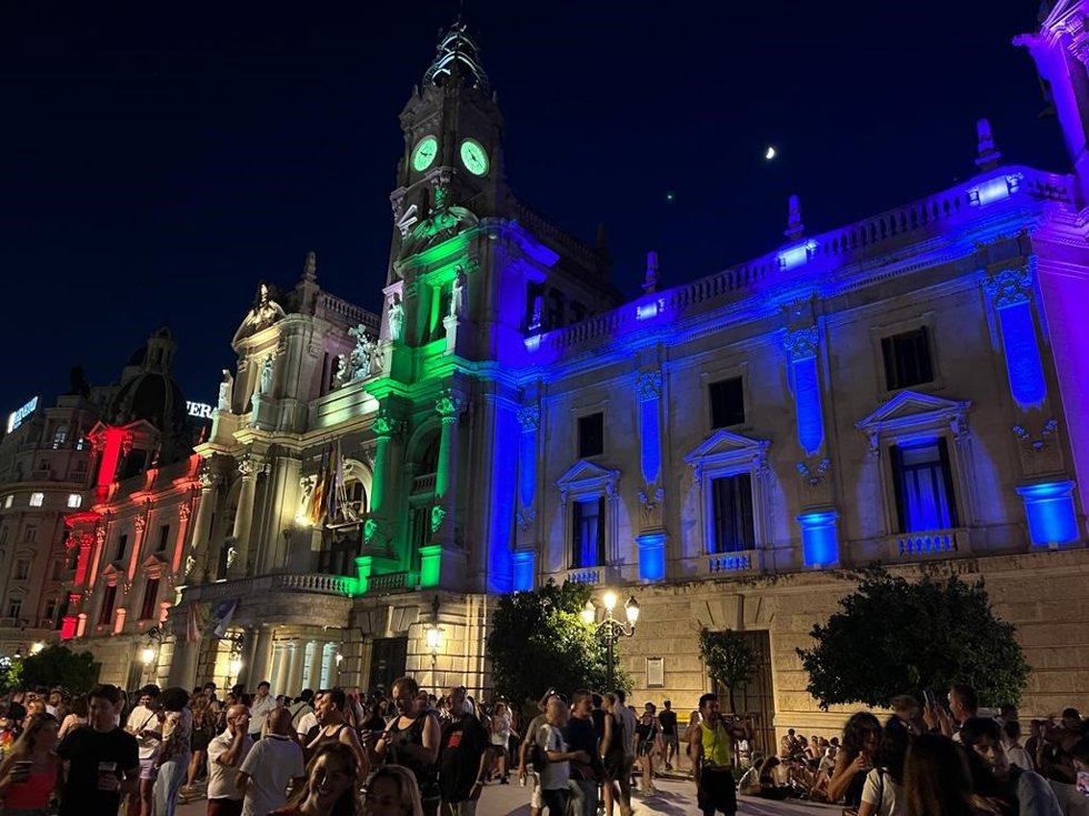 Imagen de la fachada del Ayuntamiento de Valncia iluminada con la bandera LGTBI.
