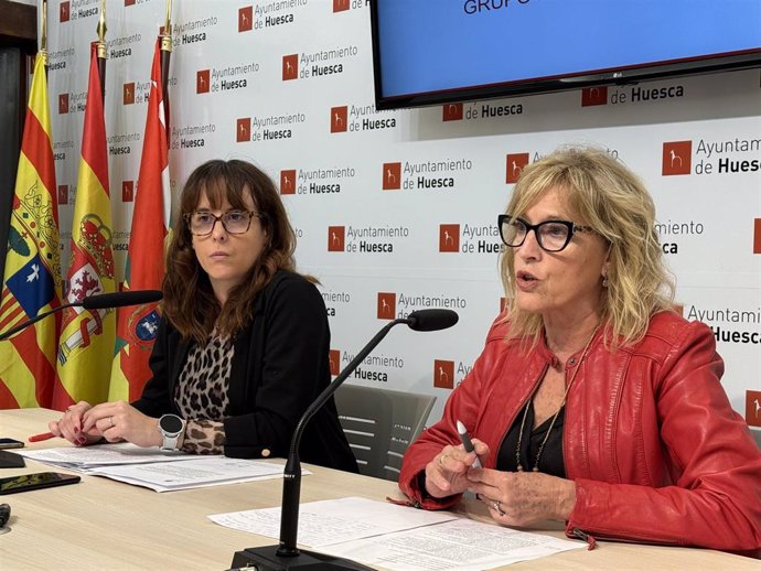 Los concejalas del PSOE en el Ayuntamiento de Huesca Belén Hernández y Silvia Salazar.