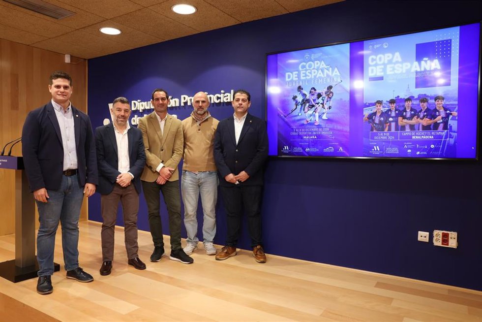 El diputado de Deportes, Juan Rosas, junto al concejal de Deportes de Benalmádena, Alejandro Carretero; el presidente de la Federación Andaluza de Hockey, Antonio Aguilera; y los presidentes de los clubes de hockey El Retamar y Carranque.