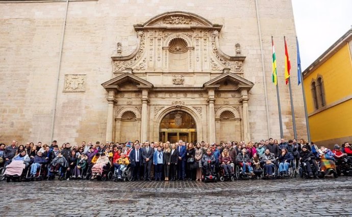 Participantes en el acto en el Parlamento de La Rioja