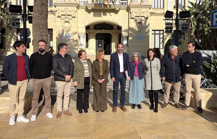 El portavoz municipal del PSOE, Daniel Pérez, junto con ediles socialistas