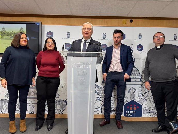 El alcalde de Ciudad Real, Francisco Cañizares; la concejala de Festejos, Fátima de la Flor, y la presidenta de la Asociación de Cofradías de Semana Santa, Yolanda Gómez, junto con el tallista que se encargará de elaborar el nuevo paso, José Ángel Banegas