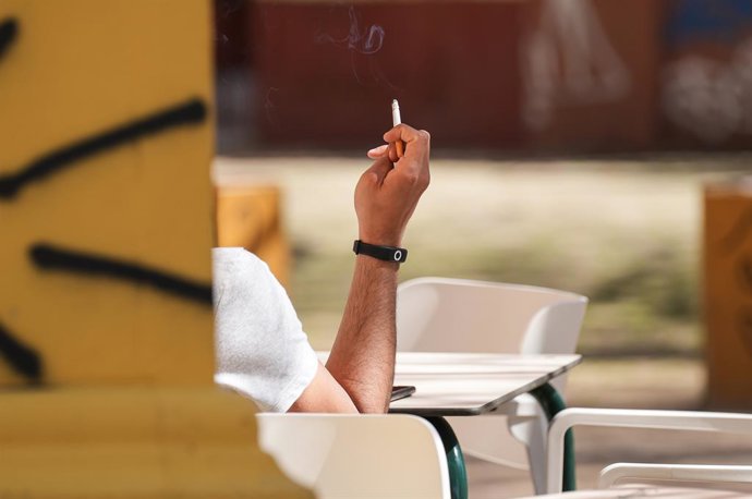Archivo - Una persona fumando en una terraza. A 12 de marzo de 2024, en Sevilla (Andalucía, España). La consejera de Salud y Consumo, Catalina García, espera que en la próxima reunión este jueves de la Comisión de Salud Pública se debatan las medidas pr