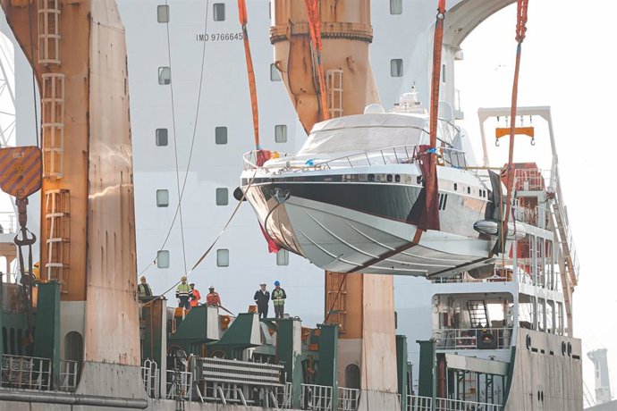 El Port de Tarragona embarca dos yates de gran tamaño con destino Dubai (Emiratos Árabes)