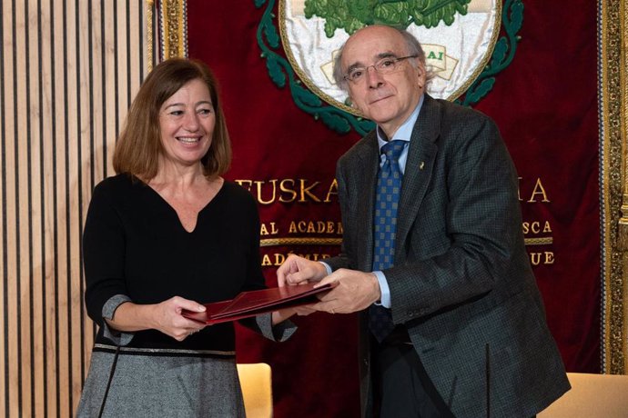 Francina Armengol y Andrés Urrutia en la sede de Euskaltzaindia en Bilbao