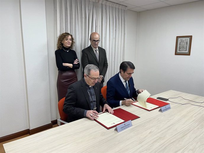 El obispo de Zamora, Fernando Valera, y el consejero de Medio Ambiente, Vivienda y Ordenación del Territorio, Juan Carlos Suárez Quiñones, durante la firma del convenio.