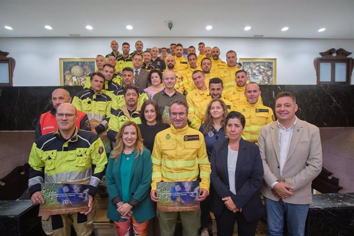 La presidenta del Cabildo de Tenerife, Rosa Dávila (c), junto a los equipos de emergencias desplazados a Valencia